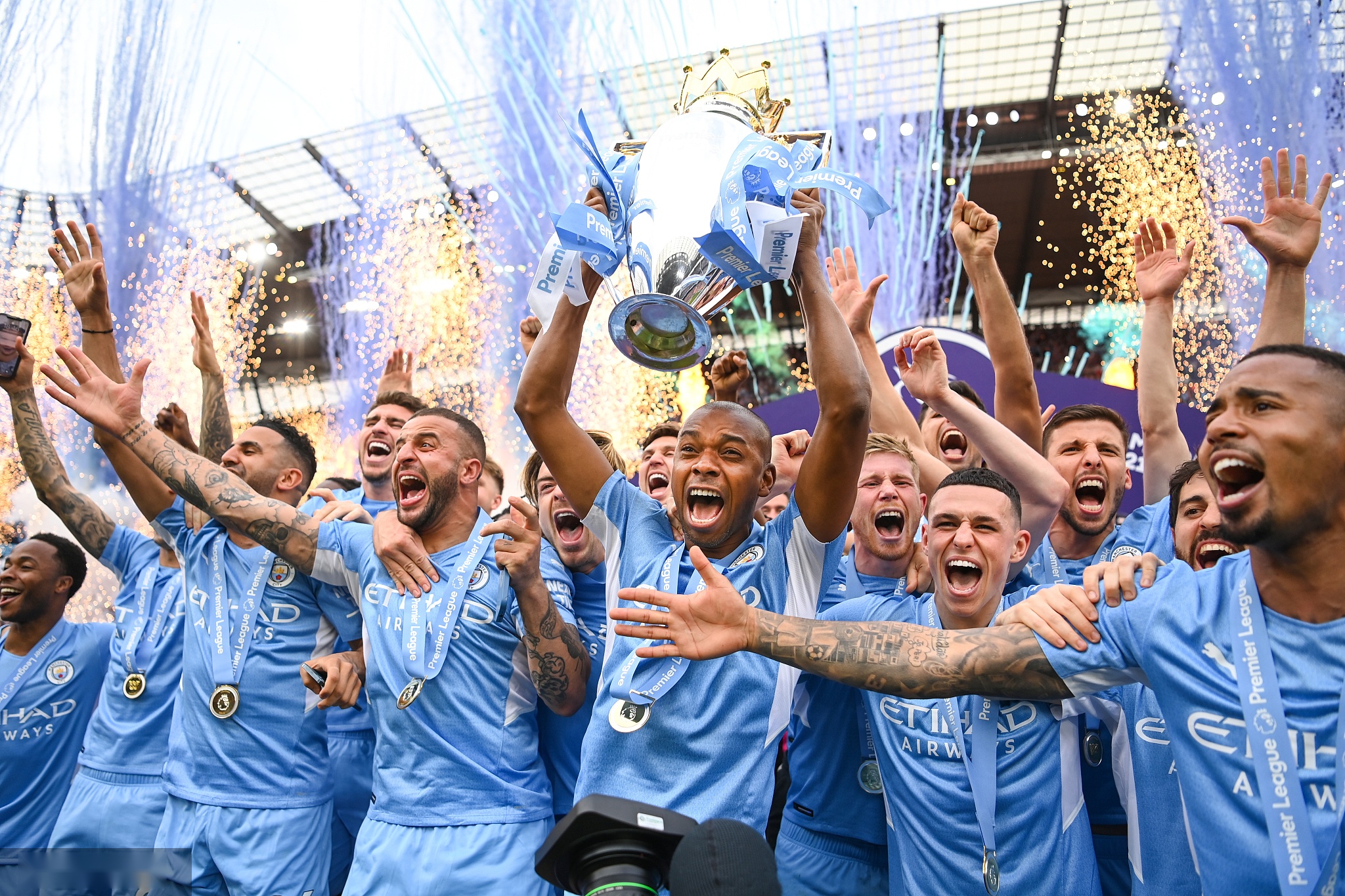 失良机！齐尔克泽左路传中，霍伊伦脚后跟打门稍稍偏出.