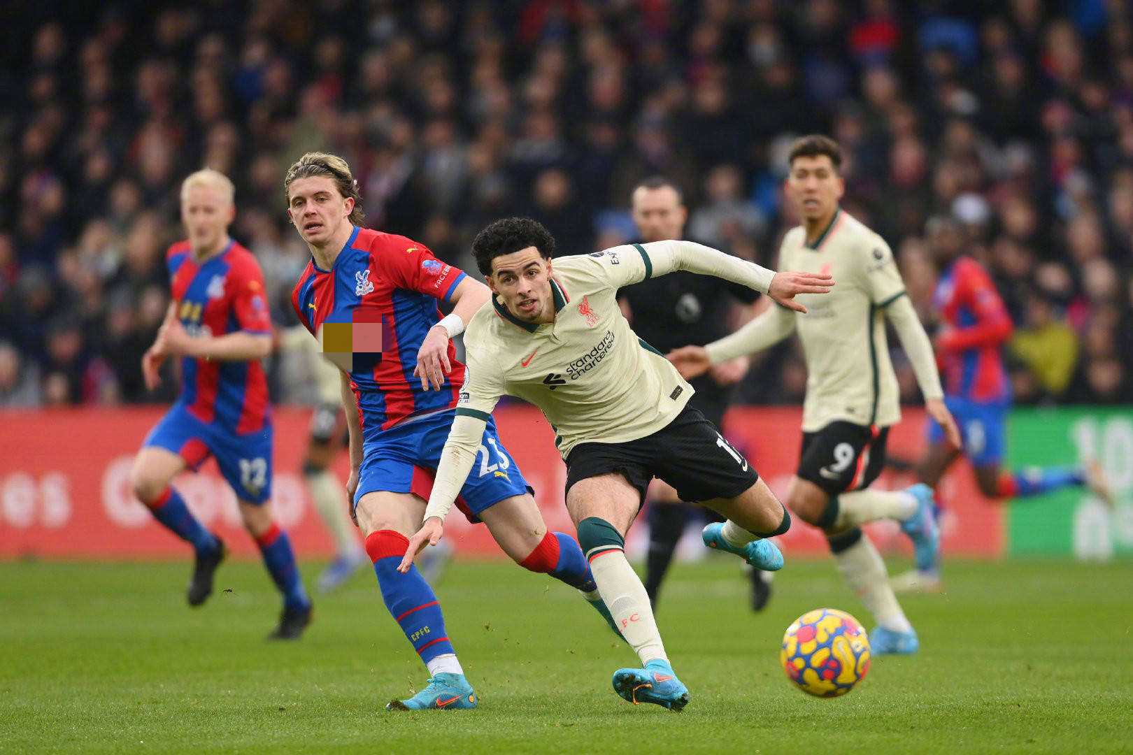 失良机！齐尔克泽左路传中，霍伊伦脚后跟打门稍稍偏出.